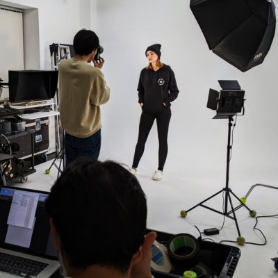 ３０平米、3mの高さのある2面白ホリゾントは小・中規模のプロジェクトにピッタリ。映像ではワイドに撮り、スチールではEコマースの商品、エディトリアルに最適です。